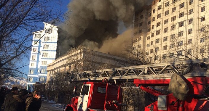 В Бишкеке горит многоэтажное здание, сообщила пресс-служба МЧС.