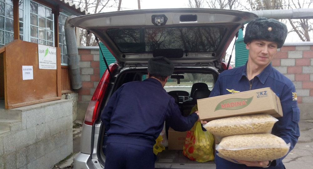 Военнослужащие базы ОДКБ Кант доставляют продукты Дому ребенка в Токмоке