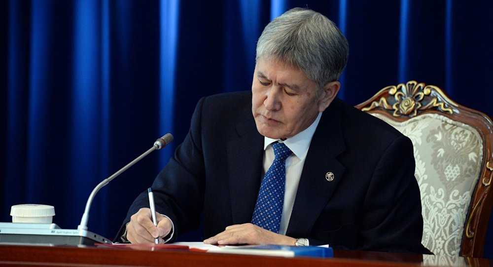 Президент Киргизии внес изменения в конституцию страны