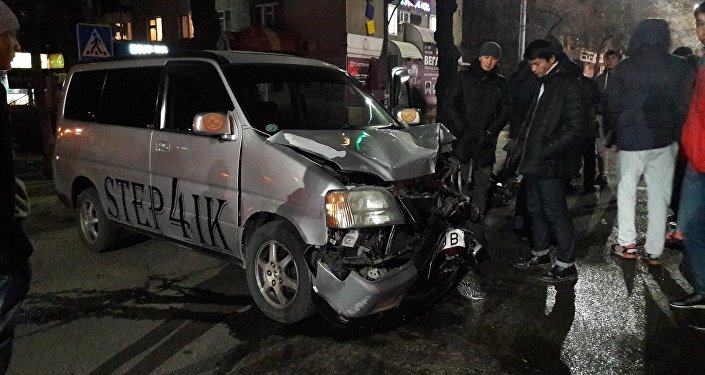На пересечении улиц Киевской и Тоголок Молдо в полночь столкнулись автомобили Lexus LX570 и Honda Stepwagon