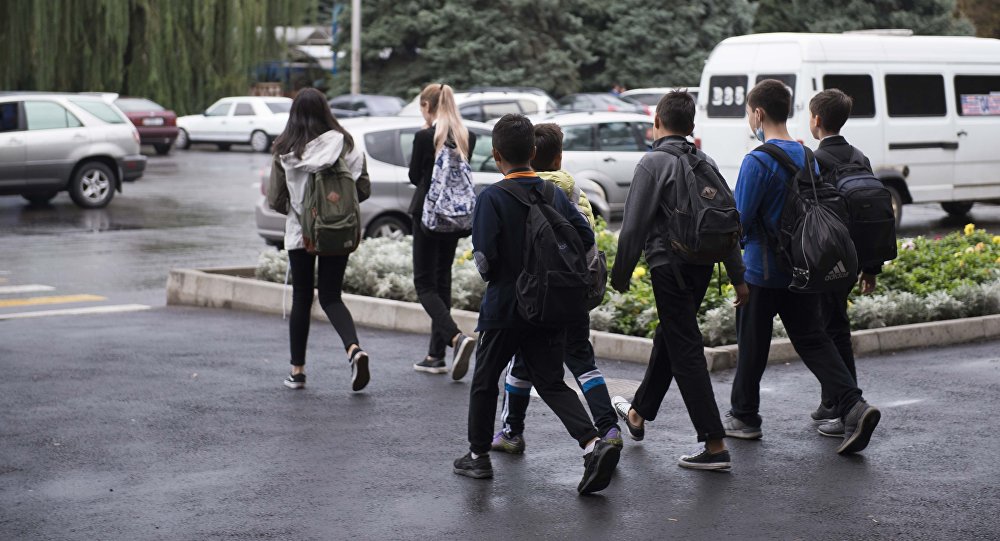 Школьники переходят дорогу в Бишкеке. Архивное фото