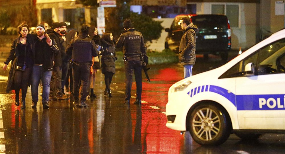 Сотрудники полиции и пострадавщие на месте нападения на ночной клуб в Стамбуле