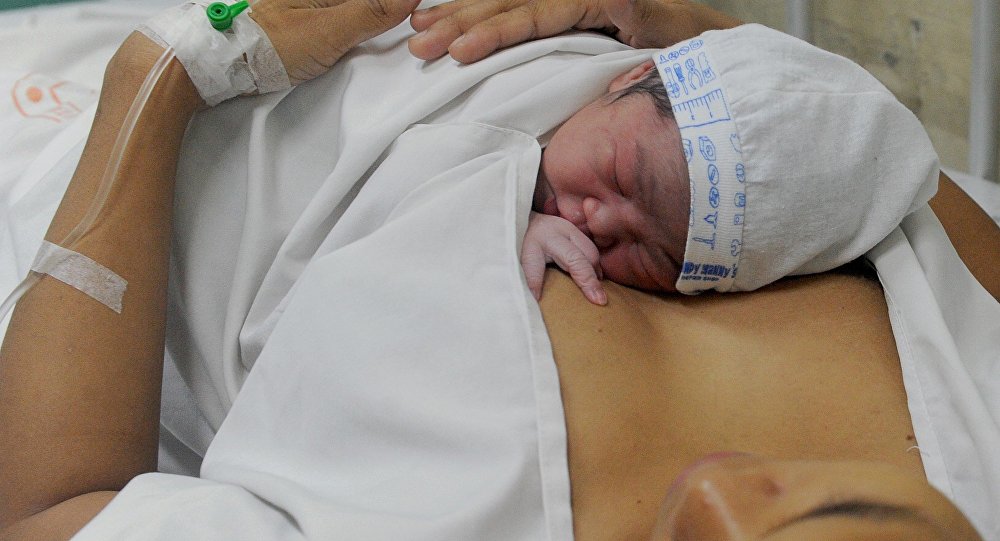 Архивное фото новорожденного ребенка c матерью
