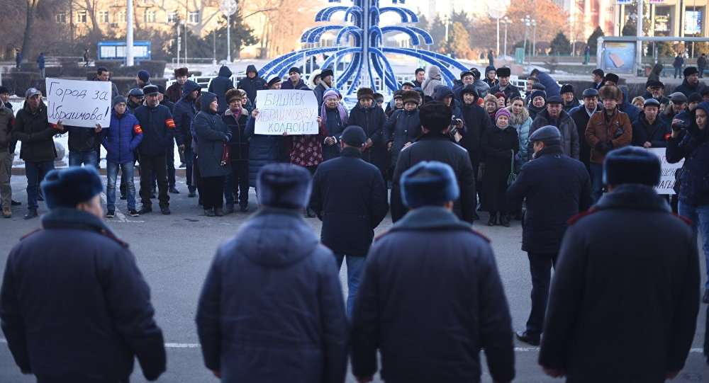 Митинг в поддержку нынешнего градоначальника Албека Ибраимова перед зданием мэрии Бишкека.