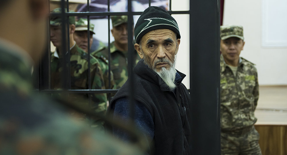 Обвиняемый в разжигании межэтнического конфликта на юге Кыргызстана в 2010 году Азимжан Аскаров в зале суда. Архивное фото