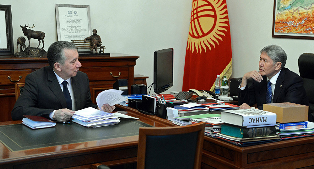 Президент КР Алмазбек Атамбаев во время рабочей встречи с руководителем аппарата президента Фаридом Ниязовым