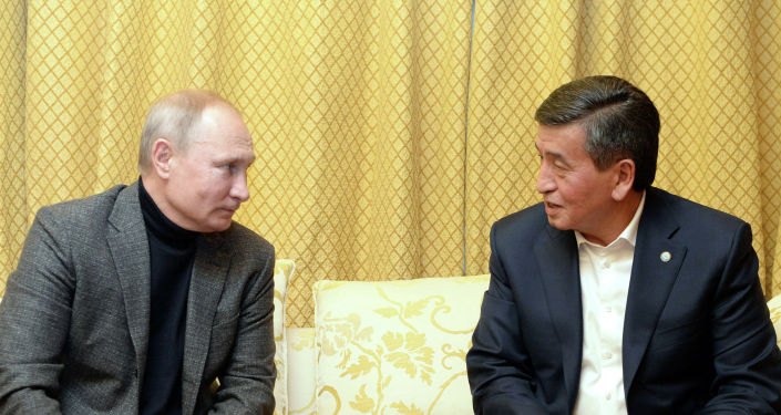 Президент Кыргызстана Сооронбай Жээнбеков и глава РФ Владимир Путин во время неформальной встречи в Сочи. Архивное фото