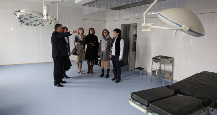 Вице-премьер-министр КР Алтынай Омурбекова посетила отделения маммологии, абдоминальной и торакальной хирургии