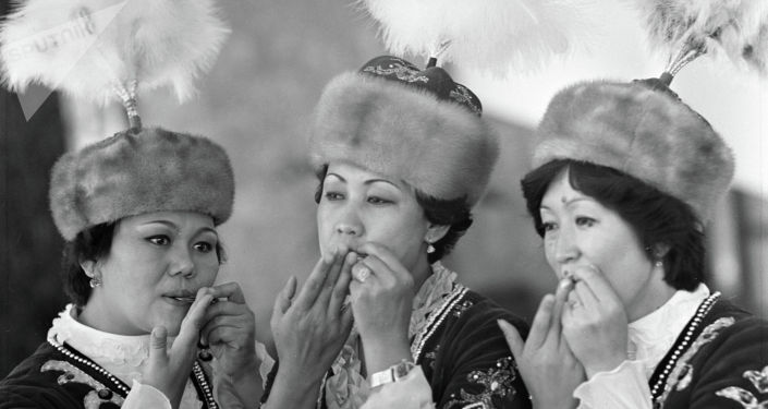 Кыргызские популярные артистки играют на ооз комузе — архивное фото 80-х