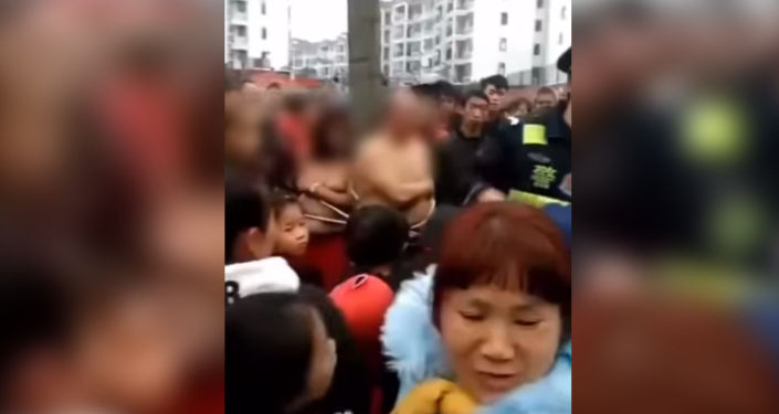В Китае женщина привязала мужа и его любовницу, уличив их в измене.