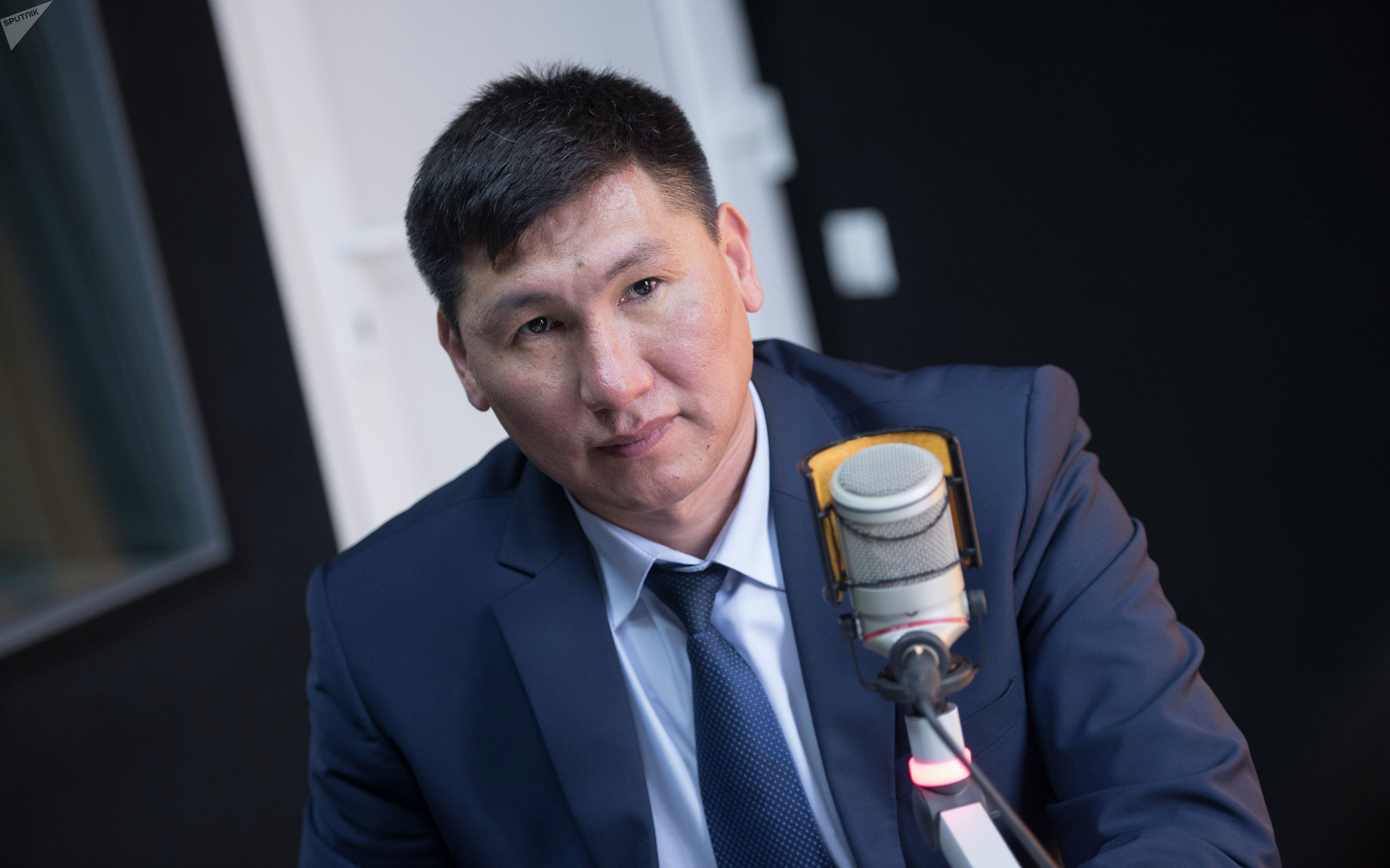 Министр труда и социального развития КР Улукбек Кочкоров во время интервью на радиостудии Sputnik Кыргызстан