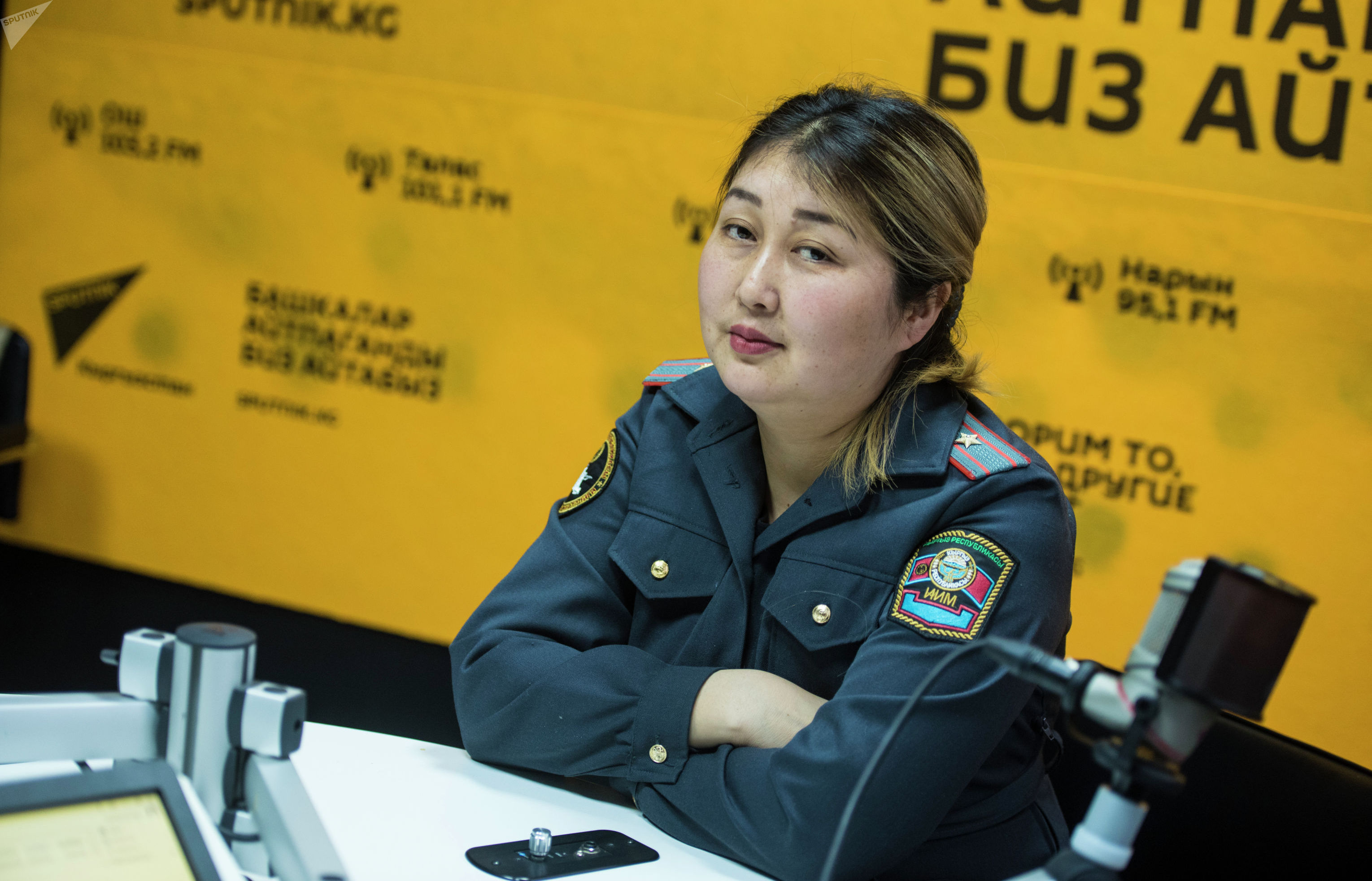 Старший инспектор по делам несовершеннолетних Токмокского ГОВД Гульзат Асаналиева во время интервью на радиостудии Sputnik Кыргызстан