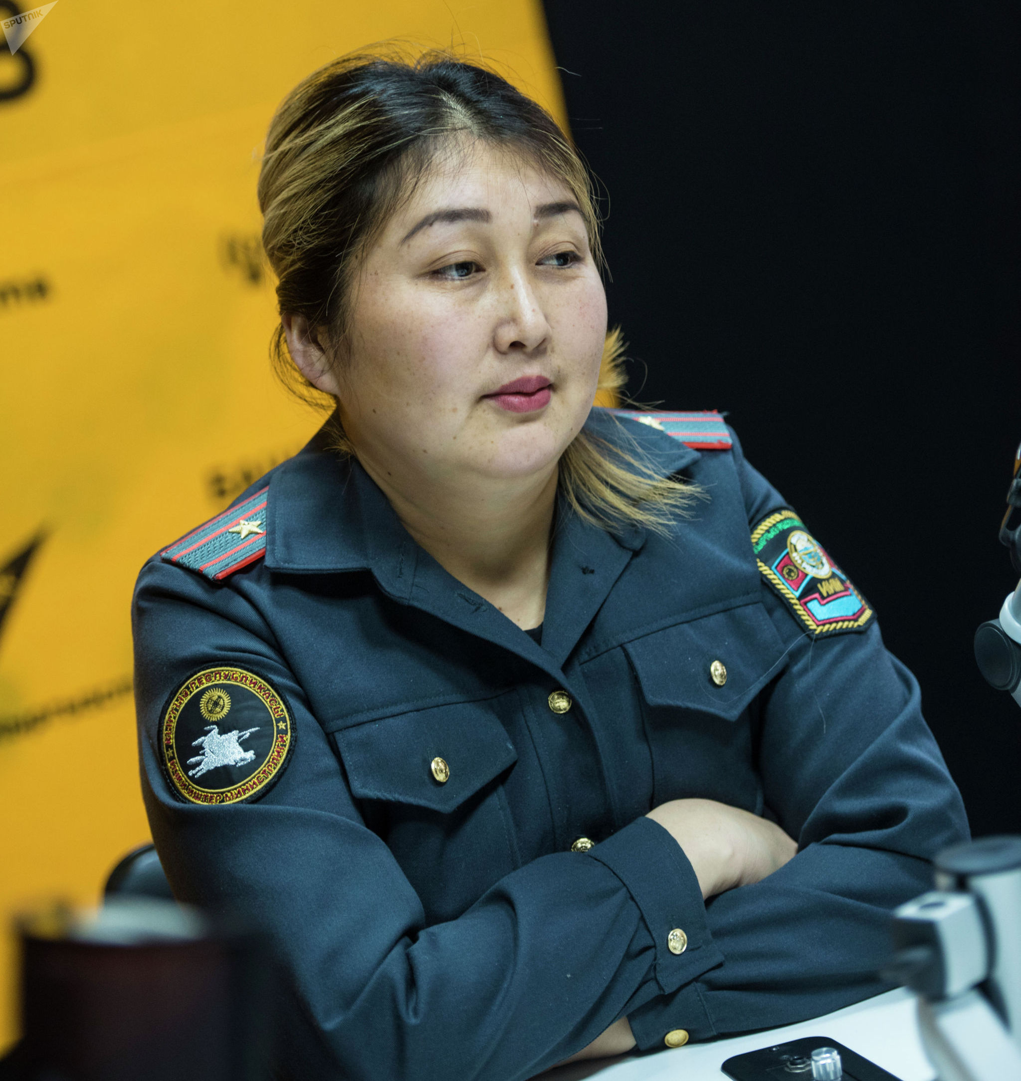 Старший инспектор по делам несовершеннолетних Токмокского ГОВД Гульзат Асаналиева во время интервью на радиостудии Sputnik Кыргызстан