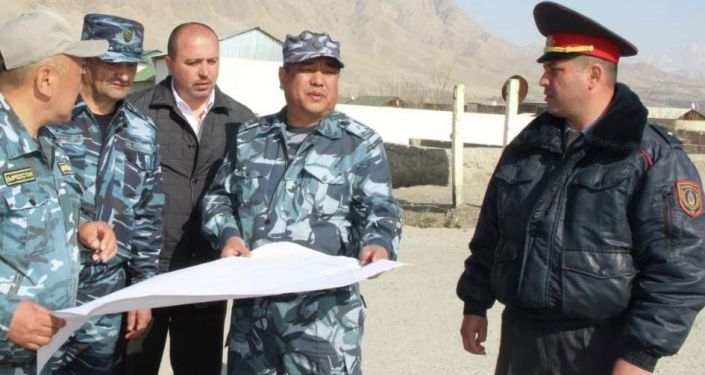 Сотрудники правоохранительных органов на кыргызско-таджикском участке границы около сел Аксай (Кыргызстан) и Мехнатабад (Таджикистан)
