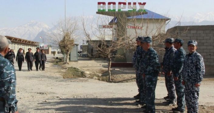 Сотрудники правоохранительных органов на кыргызско-таджикском участке границы около сел Аксай (Кыргызстан) и Мехнатабад (Таджикистан)