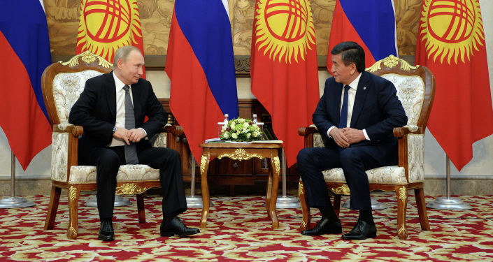  Президент КР Сооронбай Жээнбеков с главой России Владимиром Путиным во время переговоров в узком составе 