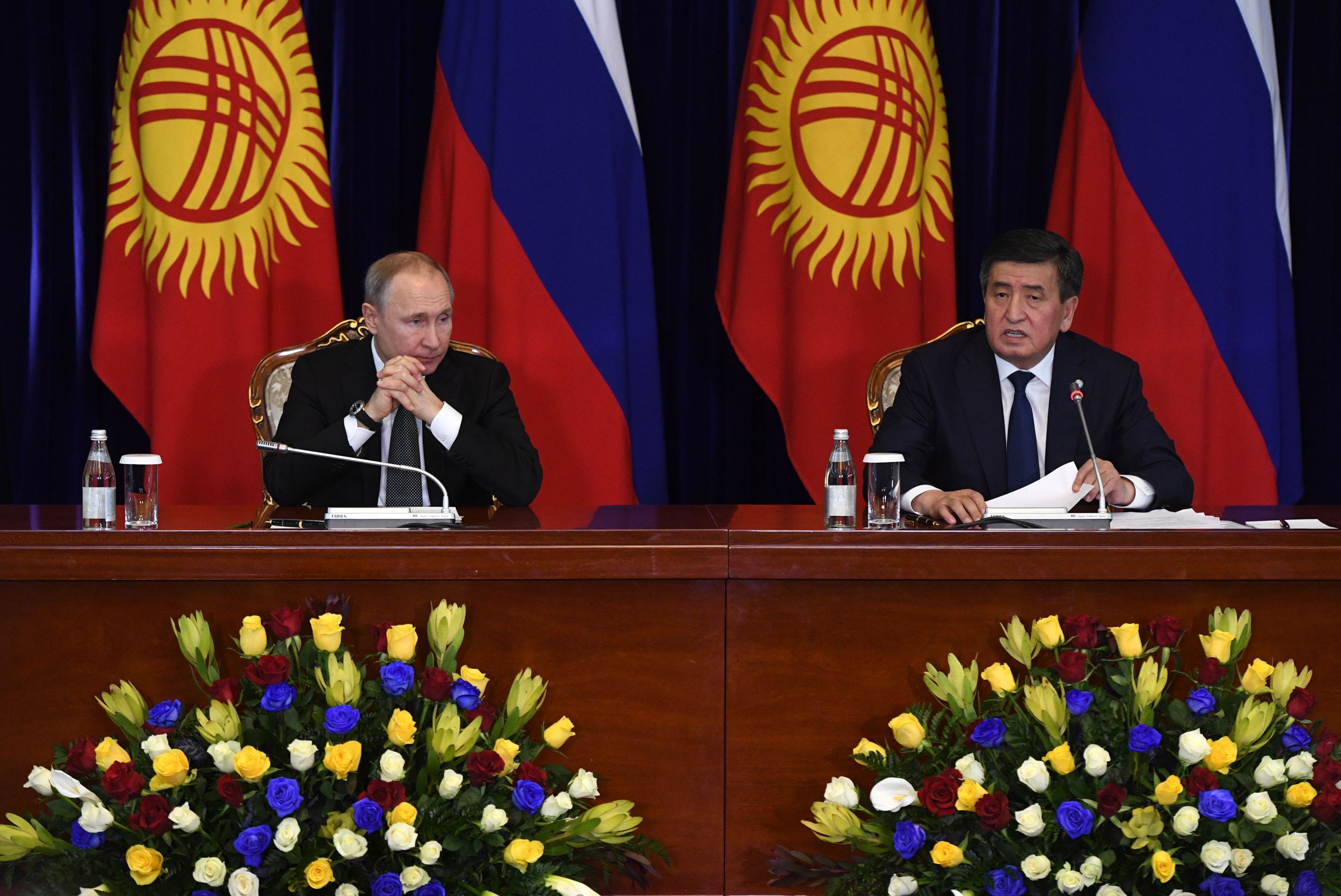 Президент РФ Владимир Путин и президент Кыргызстана Сооронбай Жээнбеков (справа) во время совместной пресс-конференции 