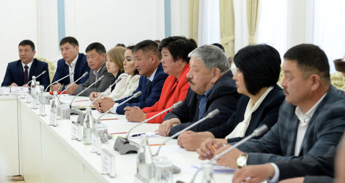 Президент КР Сооронбай Жээнбеков встретился с участниками Апрельской народной революции 2010 года, с пострадавшими и родственниками погибших