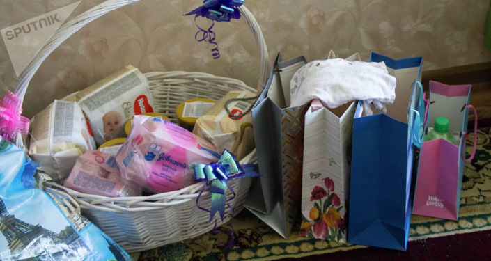 Подарки для четверня, родившиеся в Бишкекском перинатальном центре.