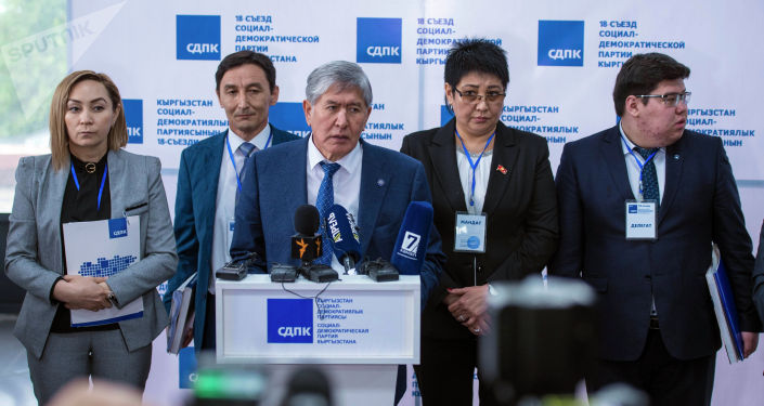 Лидер СДПК Алмазбек Атамбаев на брифинге по итогам XVIII съезда социал-демократической партии