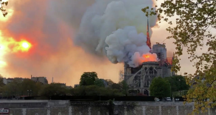 Вид пожара в здании собора Парижской Богоматери в Париже. 15 апреля 2019 года