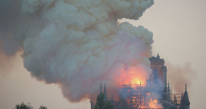 Вид пожара в здании собора Парижской Богоматери в Париже. 15 апреля 2019 года