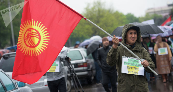 Митингующие на площади Ала-Тоо против работ на урановом месторождений в Иссык-Кульской области