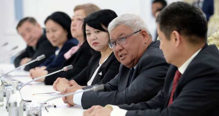 Президент Кыргызской Республики Сооронбай Жээнбеков встретился с судьями Конституционной палаты Верховного суда Кыргызской Республики. 4 мая 2019 года