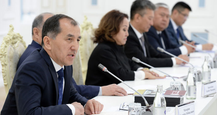 Президент Кыргызской Республики Сооронбай Жээнбеков встретился с судьями Конституционной палаты Верховного суда Кыргызской Республики. 4 мая 2019 года