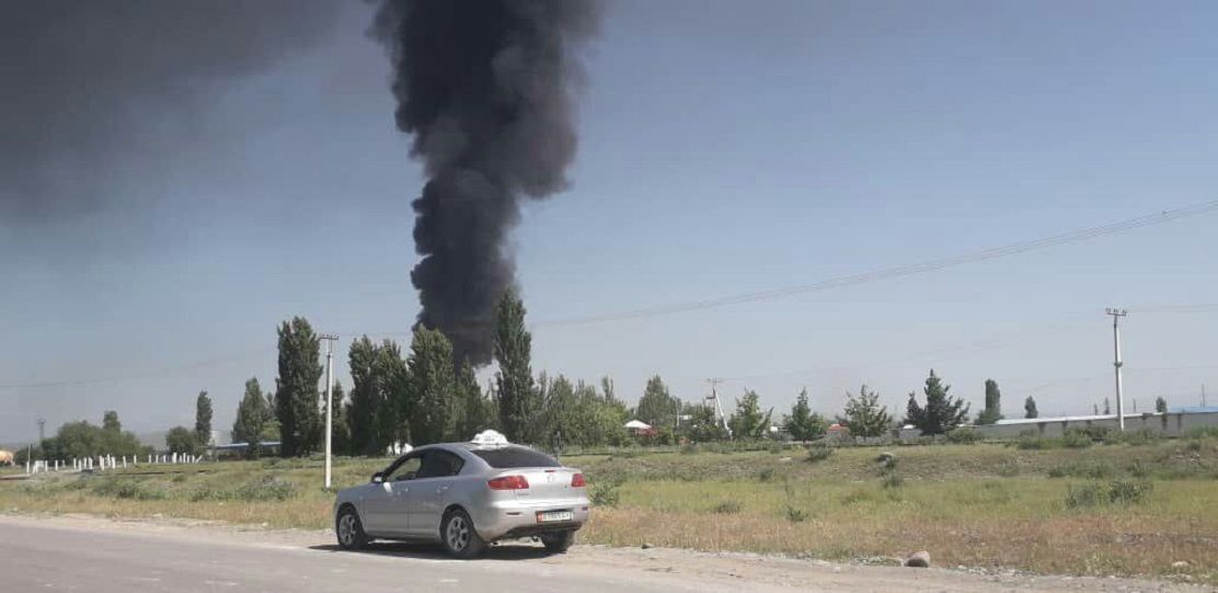 Пожар на нефтебазе по улице Шерматова в Джалал-Абаде