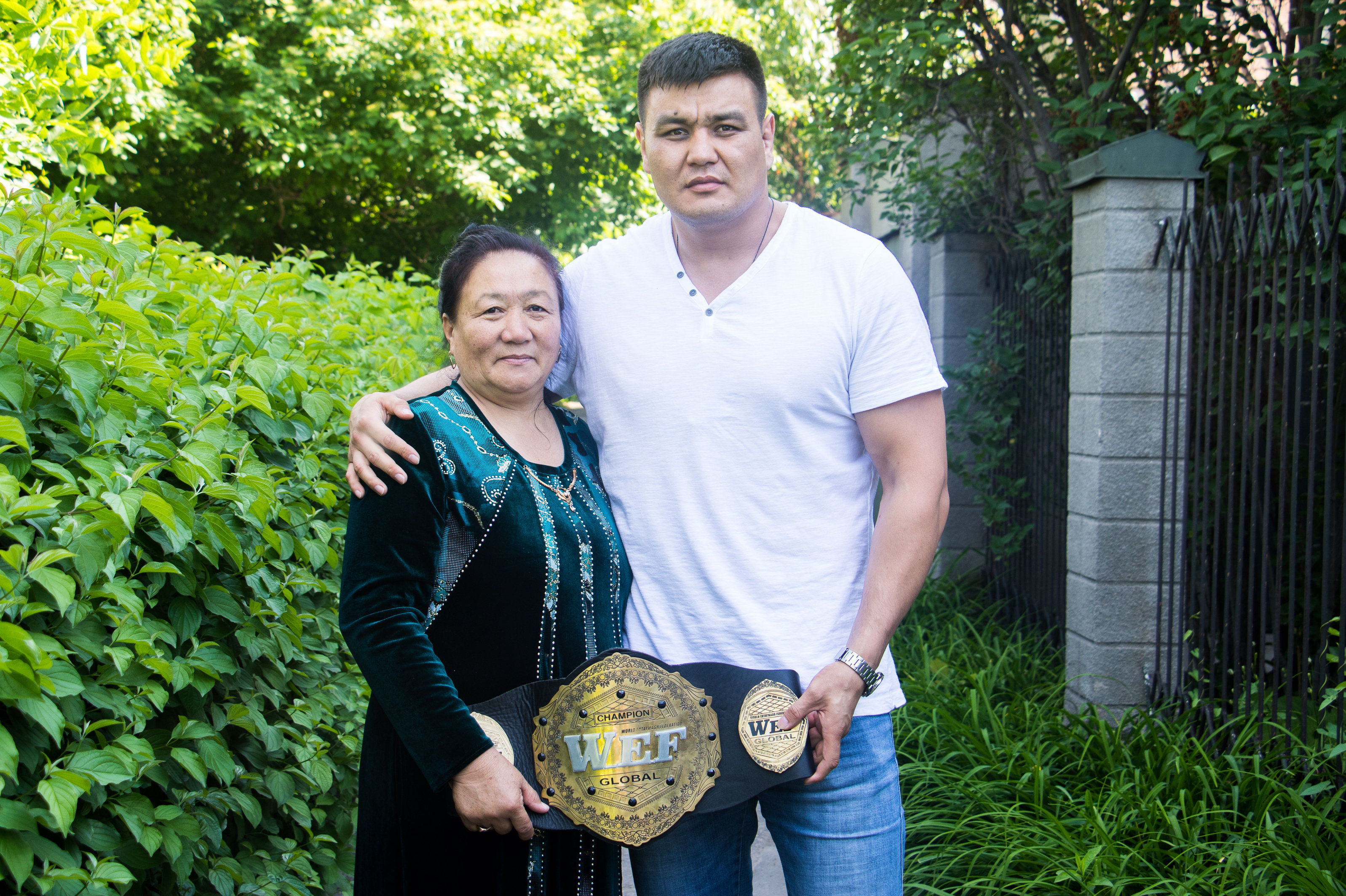 Кыргызстанский боец ММА в тяжелом весе Тилек Жээнбеков с матерью