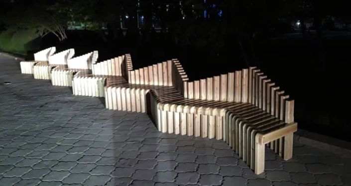 Новые скамейки установленные на Алее молодежи в Бишкеке
