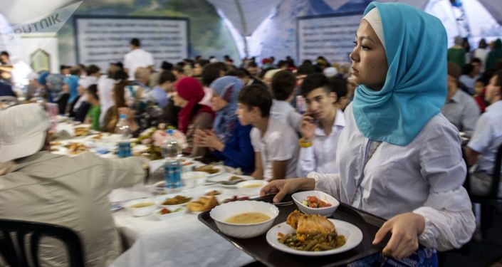 Девушка разносит еду во время ифтара (вечернего приема пищи). Архивное фото