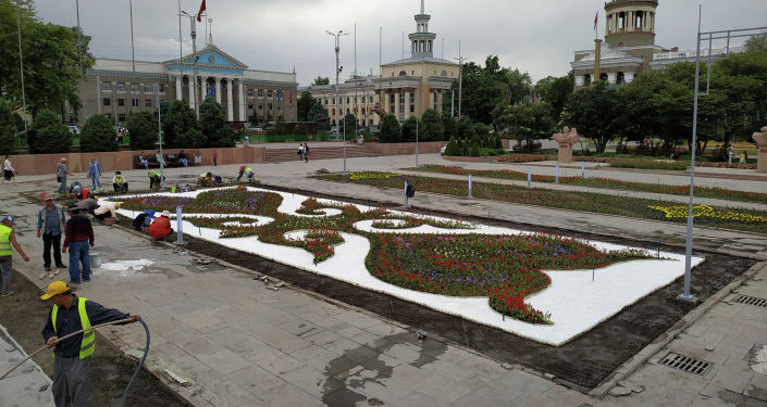 Около Филармонии им. Сатылганова в Бишкеке клумбы стали похожи на шырдаки