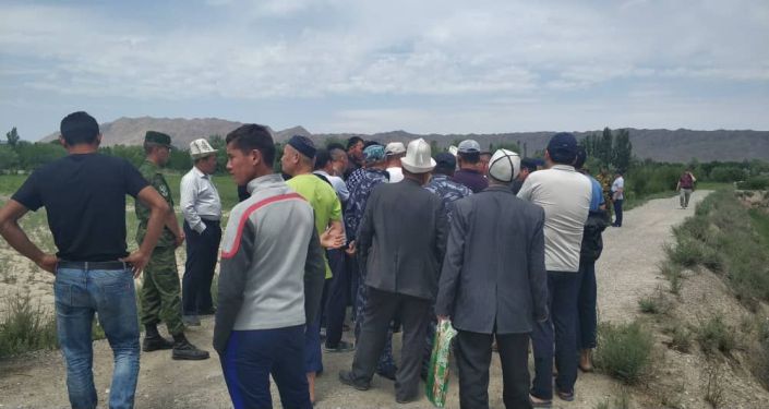 В селе Кара-Бак на кыргызско-таджикской границе собрались местные жители с требованием выставить военнослужащих возле кладбища
