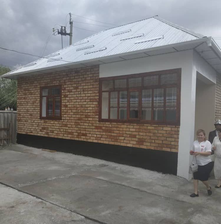 Выпускники окончившие школу двадцать лет назад построили дом для малоимущей семьи в селе Кара-Кулджа Ошской области