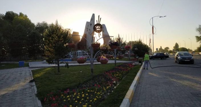 В Бишкеке появились железные конструкции с цветочными горшками, напоминающие вешалки