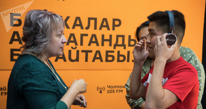 17-летний Дастан Камчыбеков с атрофией зрительного нерва, который мечтал оказаться в радиостудии побывал в качестве ведущего на радио Sputnik Кыргызстан