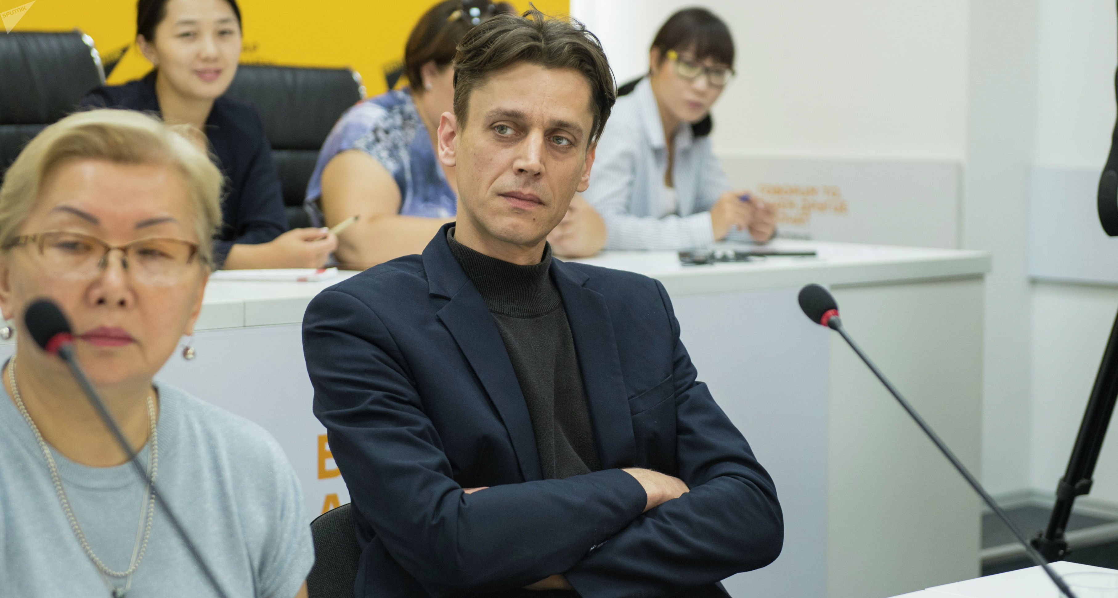 Директор канала Апрель Дмитрий Ложников на круглом столе в мультимедийном пресс-центре Sputnik Кыргызстан