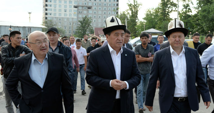 Президент Сооронбай Жээнбеков в праздник Орозо айт посетил центральную мечеть Бишкека