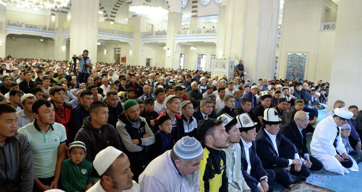 Президент Сооронбай Жээнбеков в праздник Орозо айт посетил центральную мечеть Бишкека