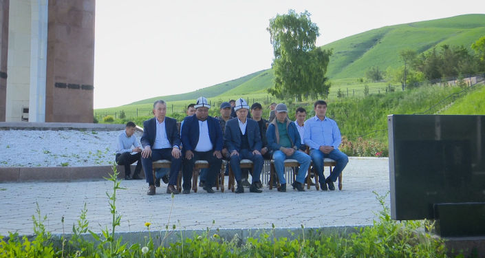 Экс-президент Кыргызстана Алмазбек Атамбаев принял участие в айт-намазе в cеле Арашан и посетил Ата-Бейит