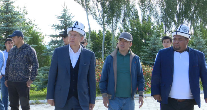 Экс-президент Кыргызстана Алмазбек Атамбаев принял участие в айт-намазе в cеле Арашан и посетил Ата-Бейит