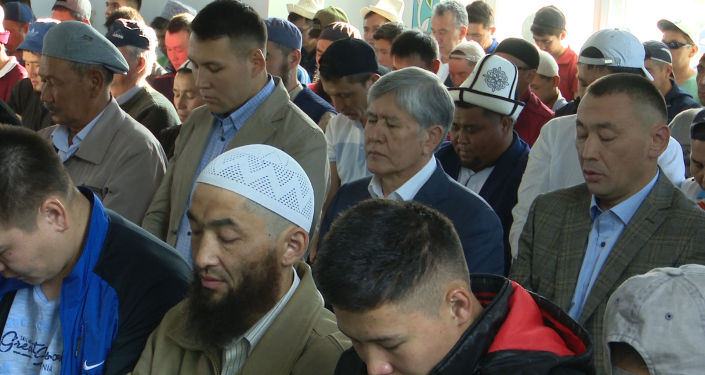 Экс-президент КР Алмазбек Атамбаев сегодня, 5 июня, традиционно принял участие в праздничном Айт-намазе в мечети села Арашан Аламудунского района