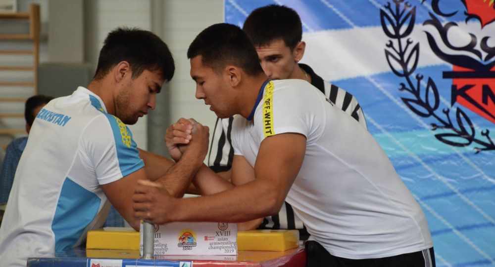 Кыргызстан армрестлинг боюнча Азия чемпионатында экинчи орунду алды. Сүрөт