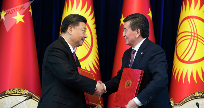 Президент КР Сооронбай Жээнбеков и председатель КНР Си Цзиньпин во время встречи в государственной резиденции Ала-Арча в Бишкеке