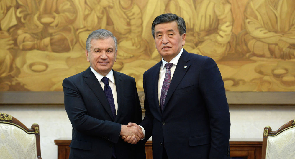 Президент Кыргызстана Сооронбай Жээнбеков во время встречи с президентом Узбекистана Шавкатом Мирзиеевым. Архивное