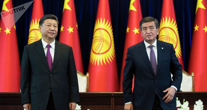 Президент КР Сооронбай Жээнбеков и председатель КНР Си Цзиньпин во время встречи в государственной резиденции Ала-Арча в Бишкеке