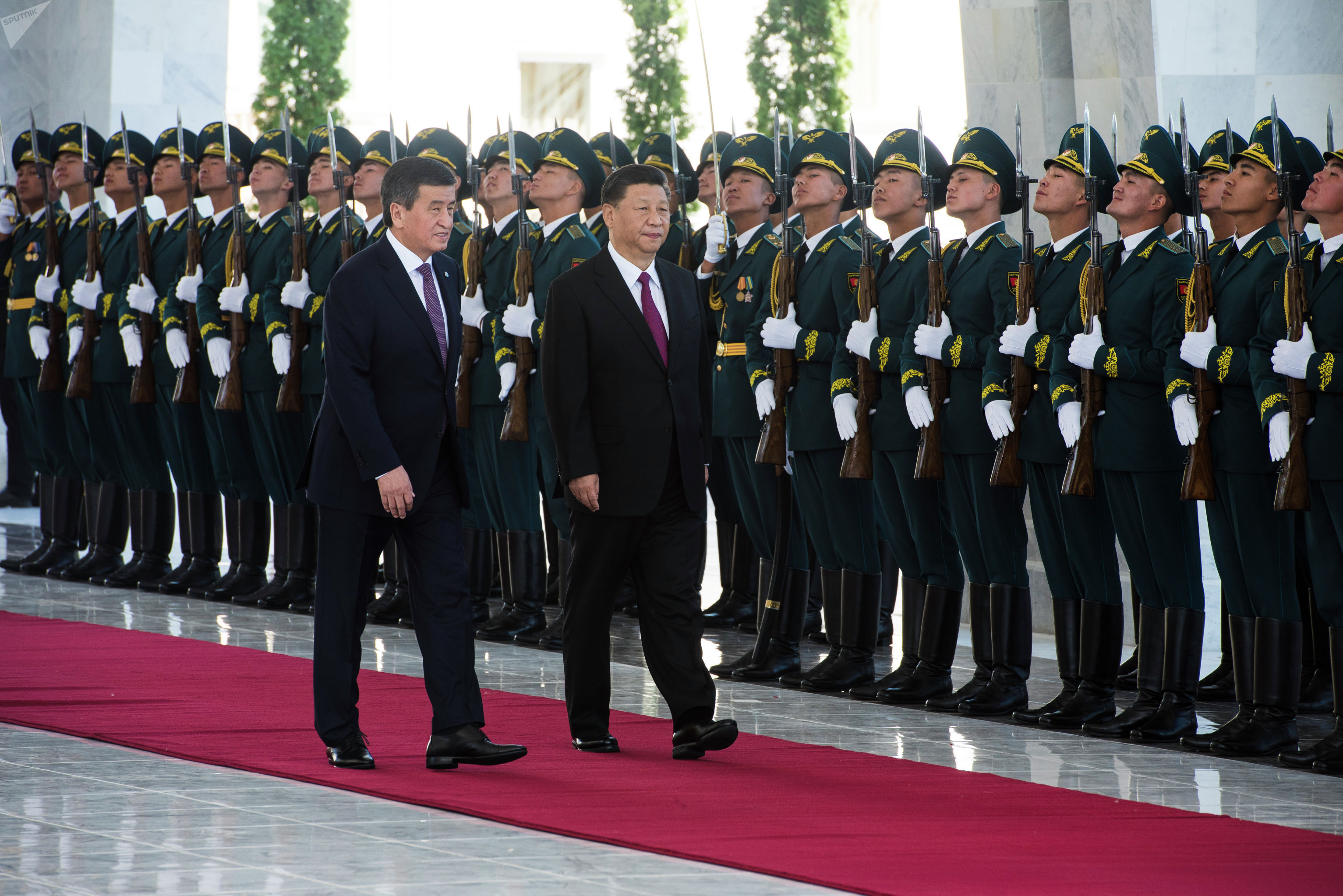 Президент КР Сооронбай Жээнбеков и председатель КНР Си Цзиньпин на торжественном приеме в государственной резиденции Ала-Арча