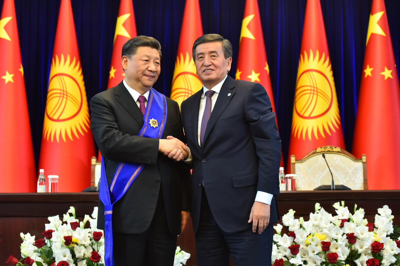 Президент КР Сооронбай Жээнбеков на встрече с председателем КНР Си Цзиньпином в государственной резиденции Ала-Арча